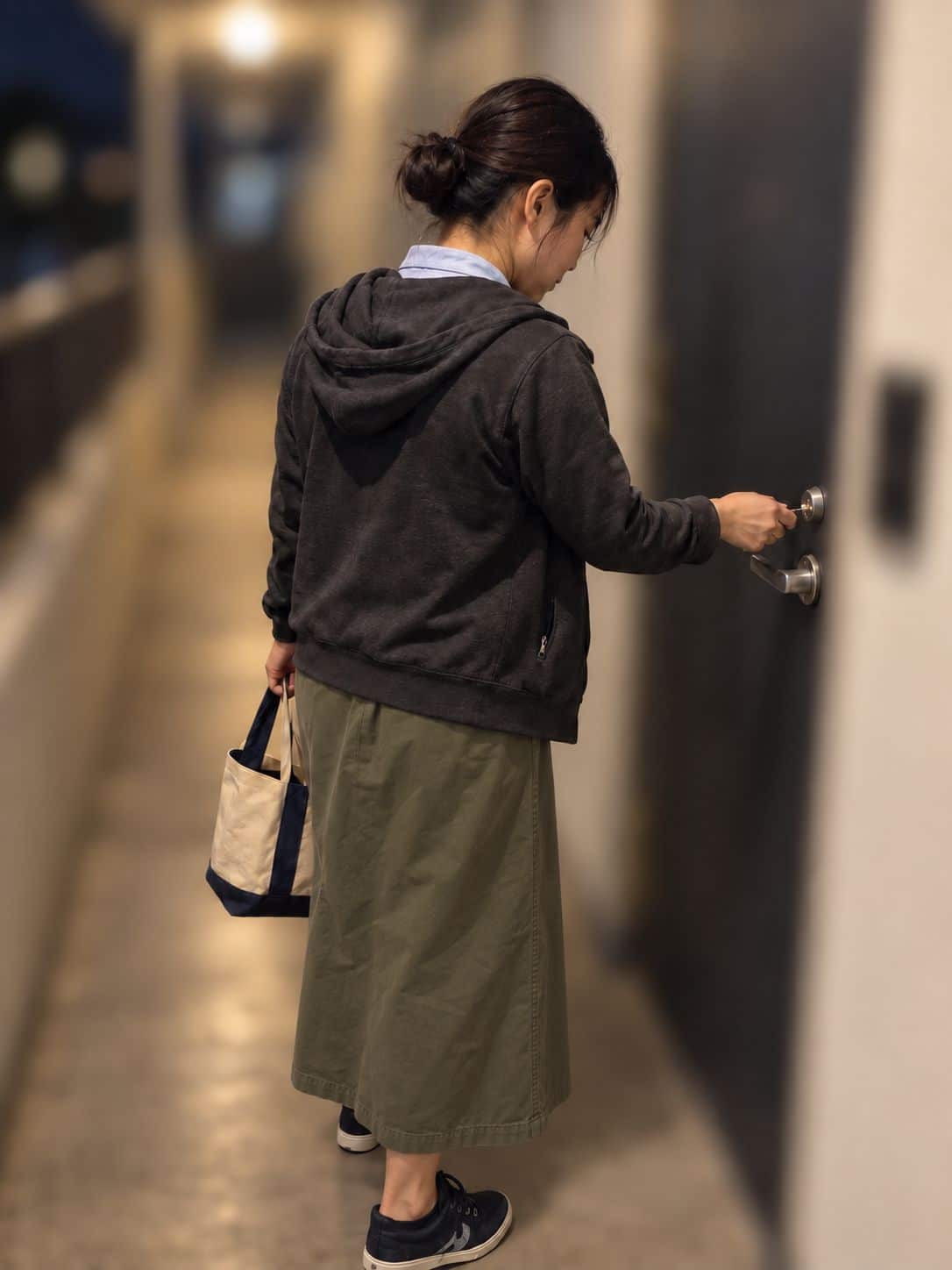 イククルで会った相手と、アパートの玄関の鍵を開けるところ