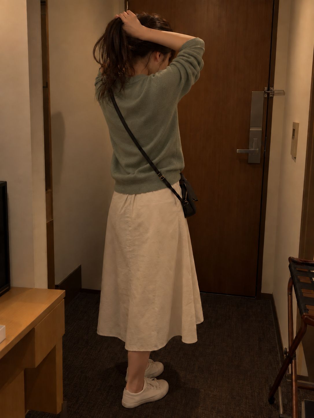 YYCで会った相手と、ホテルの部屋に入ってポニーテールをほどくところ